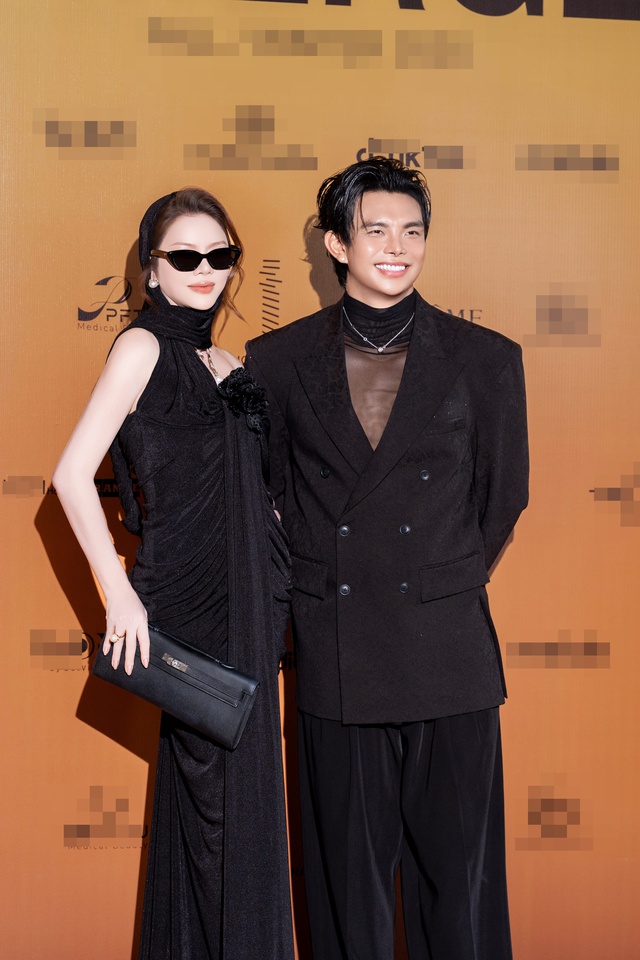 Lý Nhã Kỳ đeo kim cương tiền tỷ hội ngộ Đàm Vĩnh Hưng- Ảnh 1. Lý Nhã Kỳ đeo kim cương tiền tỷ hội ngộ Đàm Vĩnh Hưng- Ảnh 1.