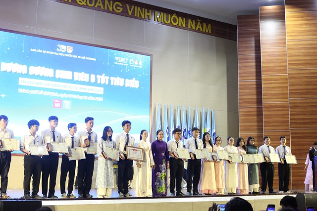 Đại học Quốc gia - Hồ Chí Minh tuyên dương Cán bộ trẻ tiêu biểu và Sinh viên 5 tốt năm 2025- Ảnh 3. Đại học Quốc gia - Hồ Chí Minh tuyên dương Cán bộ trẻ tiêu biểu và Sinh viên 5 tốt năm 2025- Ảnh 3.