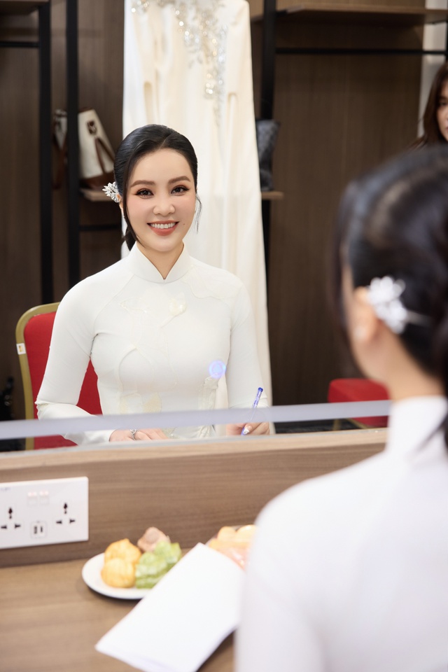 &Aacute; hậu Thụy V&acirc;n xuất hiện xinh đẹp sau gần 1 năm b&iacute; mật sinh con lần 2- Ảnh 3.