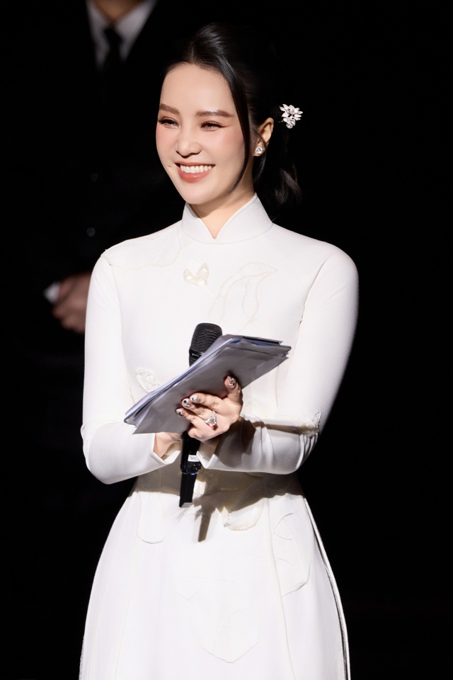 &Aacute; hậu Thụy V&acirc;n xuất hiện xinh đẹp sau gần 1 năm b&iacute; mật sinh con lần 2- Ảnh 1.