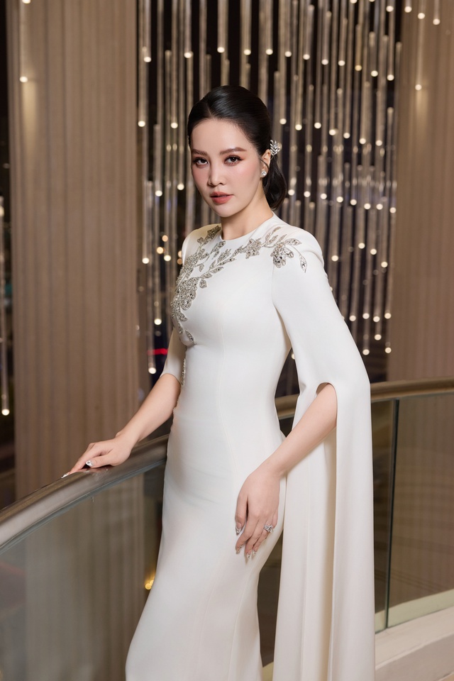 &Aacute; hậu Thụy V&acirc;n xuất hiện xinh đẹp sau gần 1 năm b&iacute; mật sinh con lần 2- Ảnh 8.