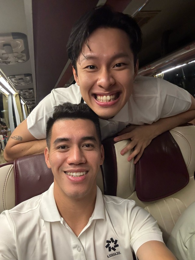 Nam rapper khoe ảnh với d&agrave;n cầu thủ nổi tiếng nhất Việt Nam C&ocirc;ng Phượng, Văn To&agrave;n, c&oacute; cả một HLV cực hot- Ảnh 5.