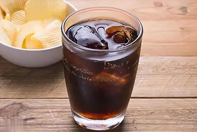 Ng&agrave;y c&agrave;ng nhiều người tử vong v&igrave; bệnh tiểu đường, b&aacute;c sĩ cảnh b&aacute;o: Th&agrave; kh&aacute;t kh&ocirc; c&ograve;n hơn uống 5 loại nước n&agrave;y- Ảnh 1.