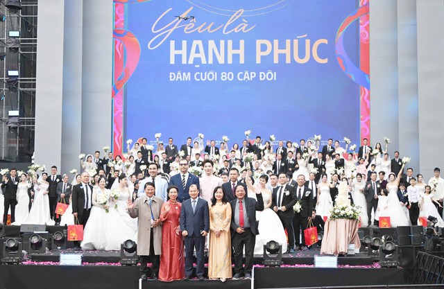 Đám cưới tập thể của 80 cặp đôi với chủ đề "Ngày chung đôi - Yêu là hạnh phúc". Đám cưới tập thể của 80 cặp đôi với chủ đề "Ngày chung đôi - Yêu là hạnh phúc".