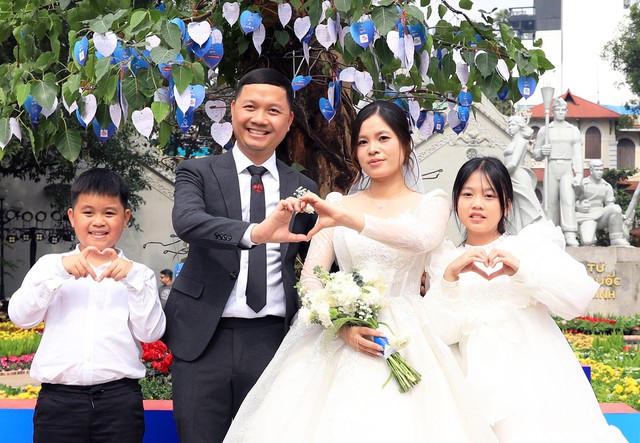 Cùng chia sẻ những giây phút hạnh phúc bên nhau. Cùng chia sẻ những giây phút hạnh phúc bên nhau.