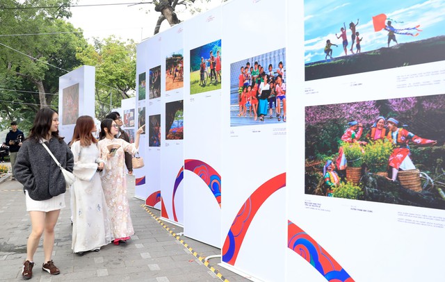 Không gian trưng bày ảnh đẹp về thiên nhiên, con người Việt Nam thu hút đông đảo du khách tham quan. Không gian trưng bày ảnh đẹp về thiên nhiên, con người Việt Nam thu hút đông đảo du khách tham quan.