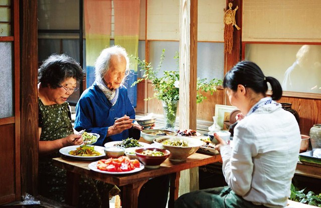 3 người đến xin l&agrave;m gi&uacute;p việc, chỉ một người đ&aacute;p ứng nhu cầu "kh&ocirc;ng n&oacute;i ra" của cụ &ocirc;ng 76 tuổi- Ảnh 1.