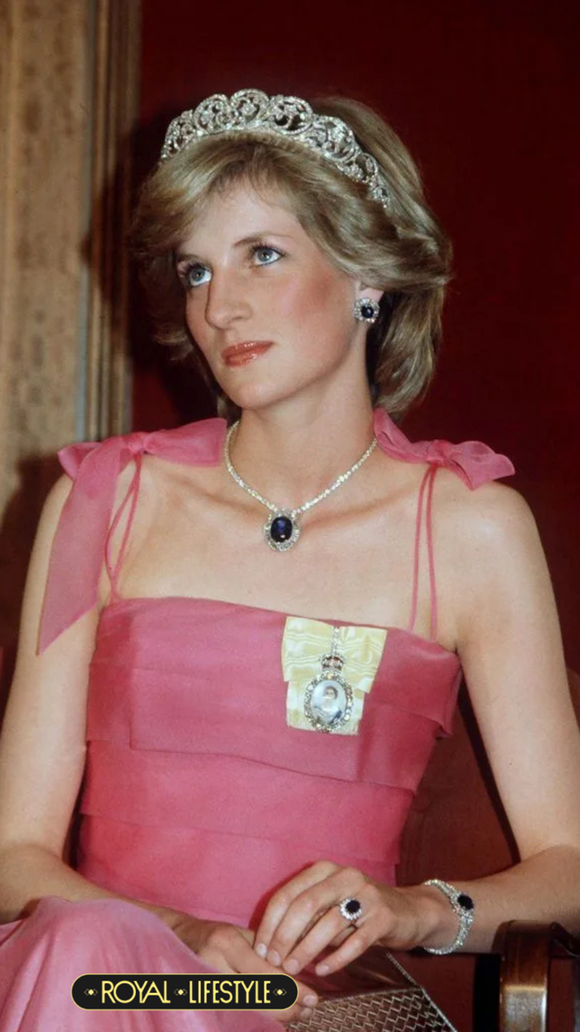 Học Công chúa Charlotte diện váy nhung tưởng nhớ bà nội: Bí quyết để bé hóa Học Công chúa Charlotte diện váy nhung tưởng nhớ bà nội: Bí quyết để bé hóa