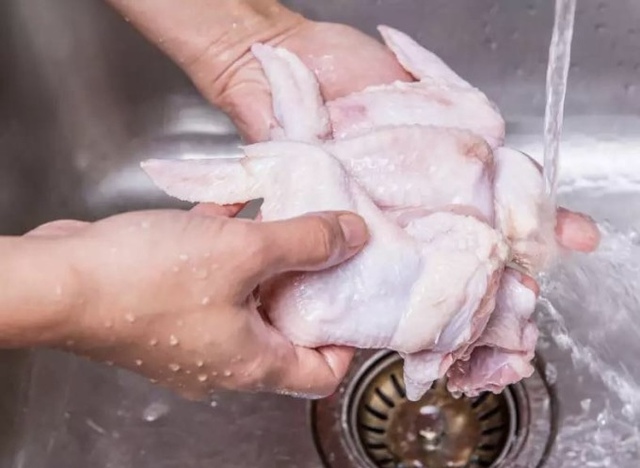 Nghiên cứu sốc: Rửa thịt sống dưới vòi nước - Thói quen châm ngòi “nổ bom vi khuẩn” ngay trong bếp - Ảnh 3. Nghiên cứu sốc: Rửa thịt sống dưới vòi nước - Thói quen châm ngòi “nổ bom vi khuẩn” ngay trong bếp - Ảnh 3.