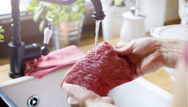 Nghiên cứu sốc: Rửa thịt sống dưới vòi nước - Thói quen châm ngòi “nổ bom vi khuẩn” ngay trong bếp - Ảnh 2. Nghiên cứu sốc: Rửa thịt sống dưới vòi nước - Thói quen châm ngòi “nổ bom vi khuẩn” ngay trong bếp - Ảnh 2.