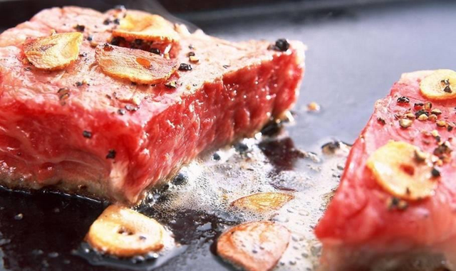 2 vợ chồng bị "đục khoét" đầu gối, viêm chảy mủ vì ăn thịt bò- Ảnh 1. 2 vợ chồng bị "đục khoét" đầu gối, viêm chảy mủ vì ăn thịt bò- Ảnh 1.