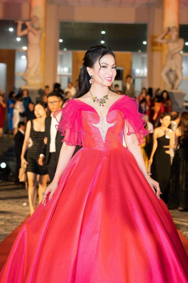 Nhan sắc ca sĩ gi&agrave;u nhất Việt Nam, sở hữu 35 ngh&igrave;n tỷ, đi phi cơ ri&ecirc;ng, biệt thự c&oacute; cả nh&agrave; h&aacute;t Opera- Ảnh 11.