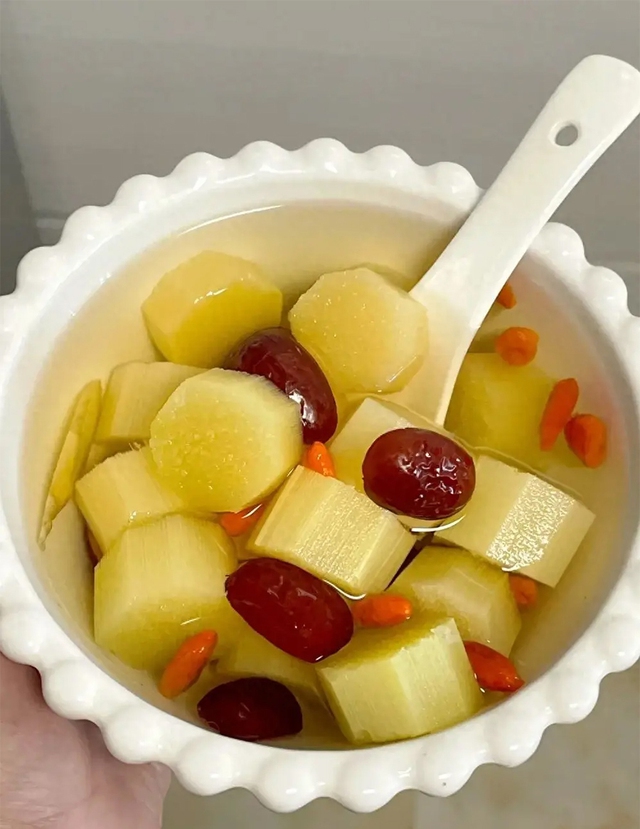 M&ugrave;a đ&ocirc;ng cứ mạnh dạn hấp 3 loại quả gi&agrave;u collagen n&agrave;y m&agrave; ăn: Ch&uacute;ng dịu cơn ho, dưỡng ẩm phổi v&agrave; nu&ocirc;i dạ d&agrave;y khỏe mạnh- Ảnh 3.