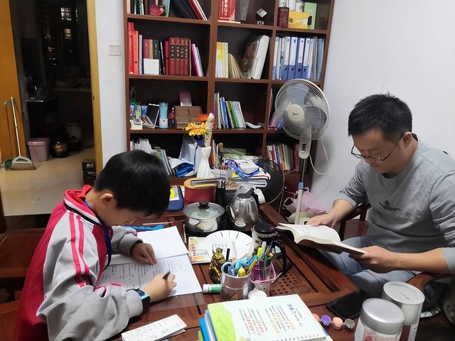 Điều đầu ti&ecirc;n m&agrave; trẻ l&agrave;m khi đi học về quyết định con bạn l&agrave; "học sinh giỏi" hay "học sinh k&eacute;m"!- Ảnh 2.