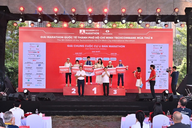 Top 3 nam & nữ Giải chung cuộc cự ly Bán Marathon.