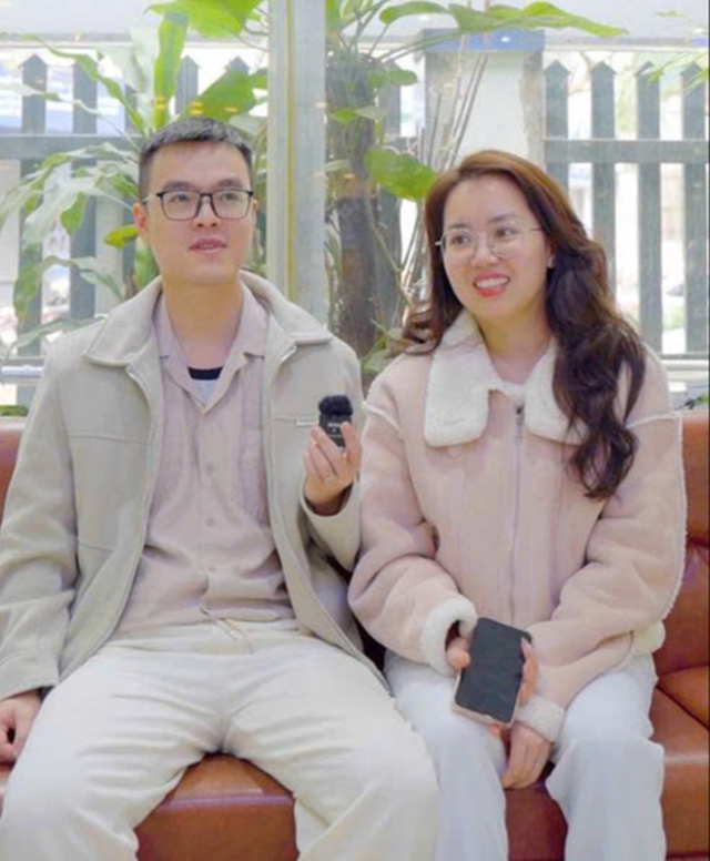 Khám phá 3 thay đổi sau khi mổ cận không phải ai cũng biết nhờ cặp đôi Thanh Hóa: Đồng vợ đồng chồng - cùng tháo “gông” kính cận- Ảnh 1. Khám phá 3 thay đổi sau khi mổ cận không phải ai cũng biết nhờ cặp đôi Thanh Hóa: Đồng vợ đồng chồng - cùng tháo “gông” kính cận- Ảnh 1.