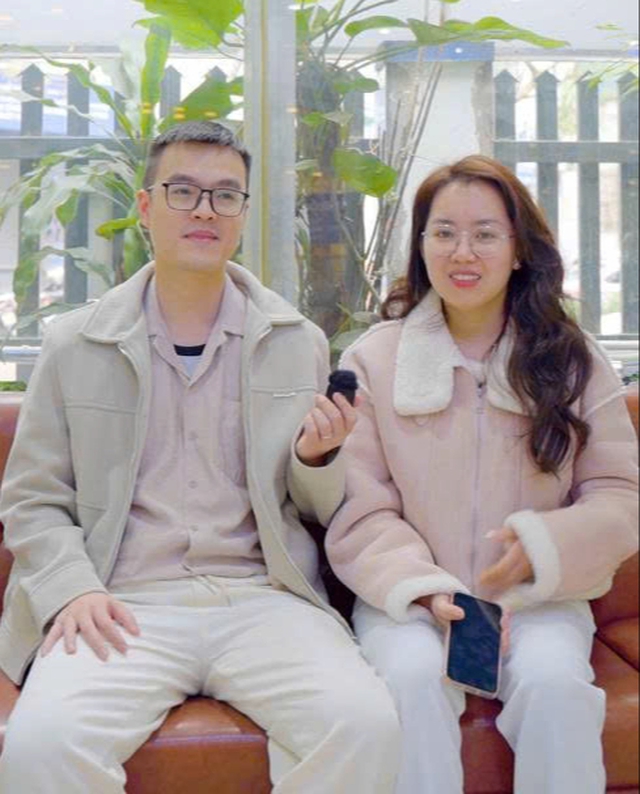 Khám phá 3 thay đổi sau khi mổ cận không phải ai cũng biết nhờ cặp đôi Thanh Hóa: Đồng vợ đồng chồng - cùng tháo “gông” kính cận- Ảnh 2. Khám phá 3 thay đổi sau khi mổ cận không phải ai cũng biết nhờ cặp đôi Thanh Hóa: Đồng vợ đồng chồng - cùng tháo “gông” kính cận- Ảnh 2.