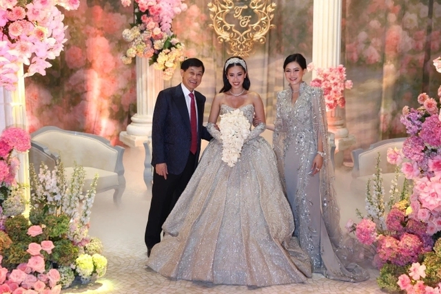 Váy cưới của Tiên Nguyễn được đặt thiết kế riêng ở nước ngoài rồi vận chuyển về Việt Nam- Ảnh 3. Váy cưới của Tiên Nguyễn được đặt thiết kế riêng ở nước ngoài rồi vận chuyển về Việt Nam- Ảnh 3.