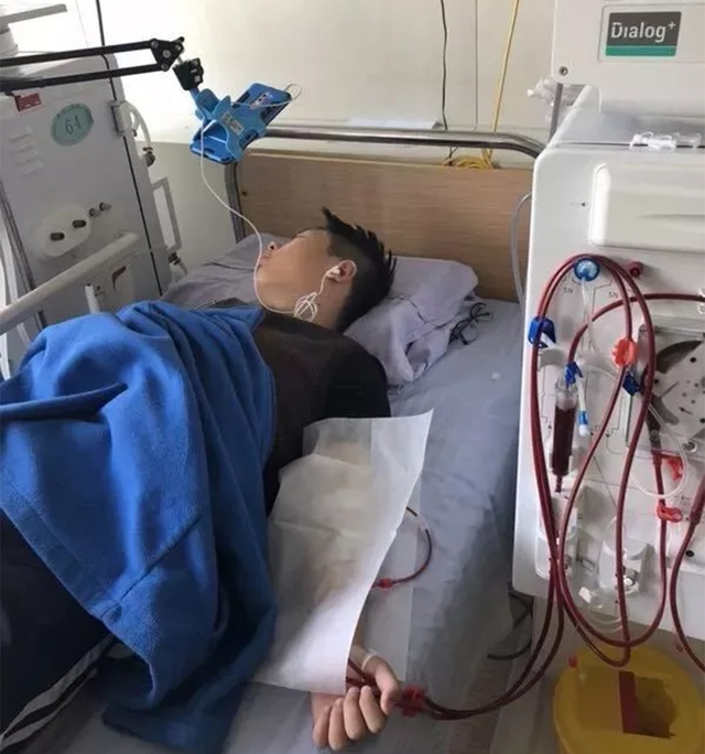 20 tuổi đ&atilde; phải chạy thận cả đời, b&aacute;c sĩ chỉ biết thốt l&ecirc;n đau x&oacute;t: "C&oacute; dấu hiệu suy thận thế n&agrave;y sao kh&ocirc;ng kh&aacute;m sớm"?- Ảnh 1.