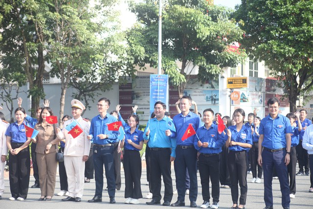 C&aacute;c Đại biểu, kh&aacute;ch mời chụp h&igrave;nh lưu niệm c&ugrave;ng 2.000 thanh ni&ecirc;n trong m&agrave;n đồng diễn.