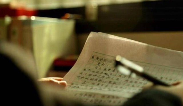 Con g&aacute;i mất t&iacute;ch sau chuyến bay nhập học, 14 năm sau, người cha bất ngờ nhận được thư ghi t&ecirc;n c&ocirc; v&agrave; ng&atilde; khuỵu khi mở ra- Ảnh 2.