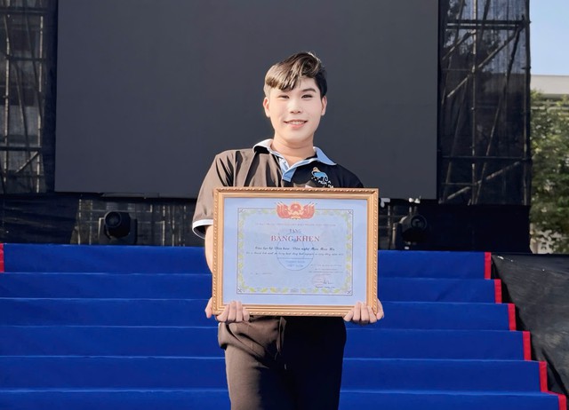 Em Nguyễn Văn Ph&uacute; Qu&yacute; - Chủ nhiệm CLB Văn h&oacute;a văn nghệ Mưa m&ugrave;a hạ đại diện CLB nhận bằng khen.