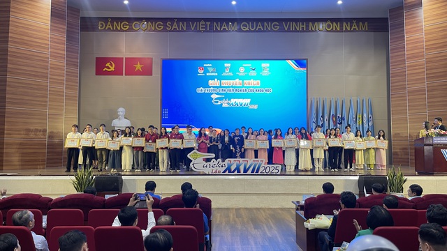 Nhóm sinh viên nhận giải khuyến khích.