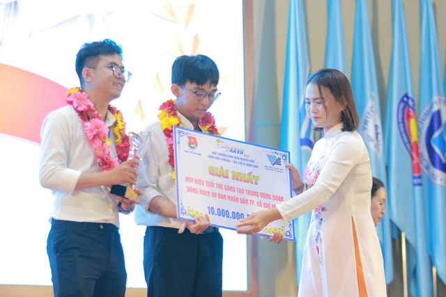 Nhóm tác giả đạt giải nhất.