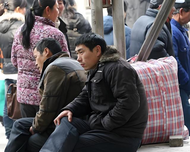 Một kiểu ĂN B&Aacute;M mới đang lan rộng - Con c&aacute;i học cao nhưng cha mẹ lo sốt v&oacute;: "Cứ thế n&agrave;y hỏng cả đời..."- Ảnh 2.