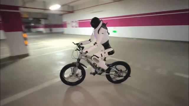 Kỳ l&acirc;n robot Trung Quốc xuất xưởng robot h&igrave;nh người thứ 5.000, tuy&ecirc;n chiến s&ograve;ng phẳng với Tesla Optimus của Elon Musk- Ảnh 3.