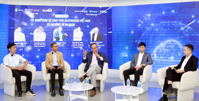 (Từ trái qua phải) Ông Nguyễn Trung Kiên (True IDC Việt Nam), ông Navin Gupta (Crystal Intelligence), ông Nguyễn Đình Hùng (True IDC Việt Nam), ông Đỗ Văn Thuật (1Matrix) và ông Trần Huyền Dinh (VBA) tham gia thảo luận về chủ đề "Tái định hình hệ sinh thái Blockchain Việt Nam từ hạ tầng số an toàn". (Từ trái qua phải) Ông Nguyễn Trung Kiên (True IDC Việt Nam), ông Navin Gupta (Crystal Intelligence), ông Nguyễn Đình Hùng (True IDC Việt Nam), ông Đỗ Văn Thuật (1Matrix) và ông Trần Huyền Dinh (VBA) tham gia thảo luận về chủ đề "Tái định hình hệ sinh thái Blockchain Việt Nam từ hạ tầng số an toàn".
