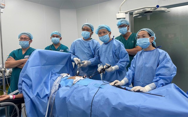 Ê kíp các bác sĩ chuyên khoa Ngoại của BV Lê Văn Thịnh thực ca mổ nội soi viêm ruột thừa tại BV Từ Dũ 2 - Cần Giờ (21/11/2025). Ê kíp các bác sĩ chuyên khoa Ngoại của BV Lê Văn Thịnh thực ca mổ nội soi viêm ruột thừa tại BV Từ Dũ 2 - Cần Giờ (21/11/2025).