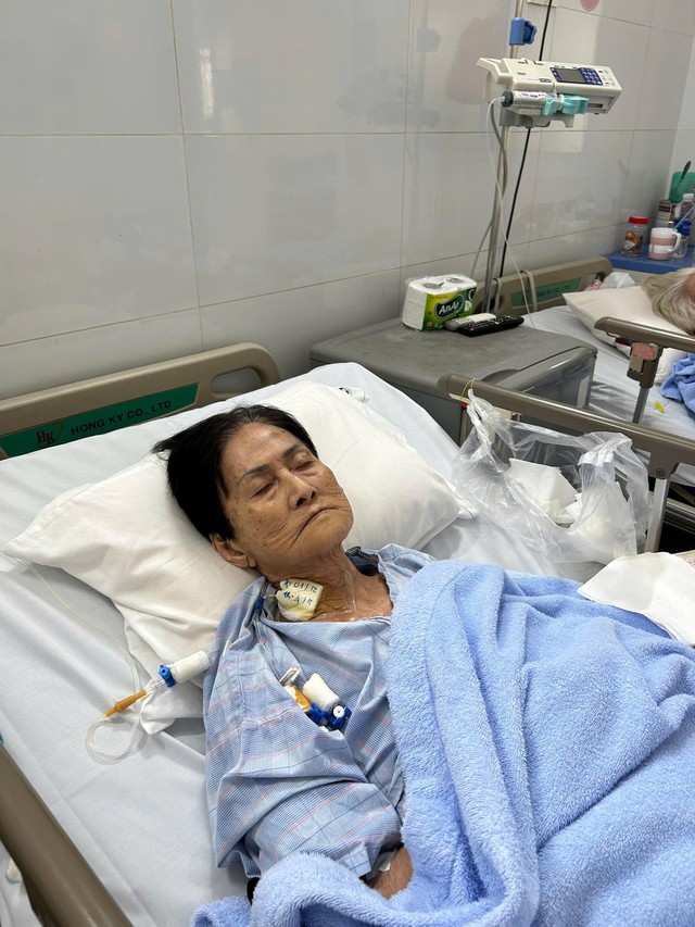 Bệnh nhân Huỳnh Thị Bổng (73 tuổi, xã Cần Thạnh) đang điều tại bệnh viện Lê Văn Thịnh. Bệnh nhân Huỳnh Thị Bổng (73 tuổi, xã Cần Thạnh) đang điều tại bệnh viện Lê Văn Thịnh.