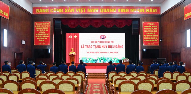 Đảng bộ Vùng Cảnh sát biển 4 trao huy hiệu 40 năm tuổi Đảng
- Ảnh 1.