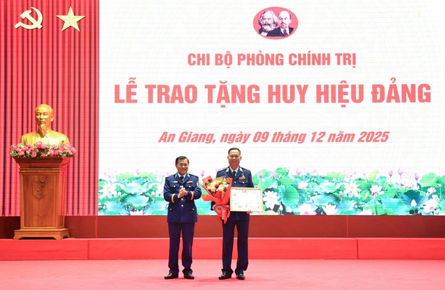 Đảng bộ Vùng Cảnh sát biển 4 trao huy hiệu 40 năm tuổi Đảng
- Ảnh 2.