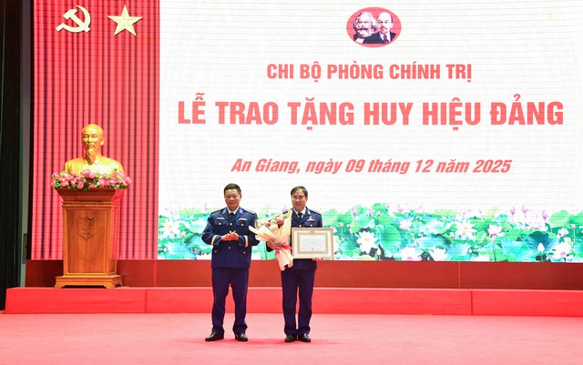 Đảng bộ Vùng Cảnh sát biển 4 trao huy hiệu 40 năm tuổi Đảng
- Ảnh 3.