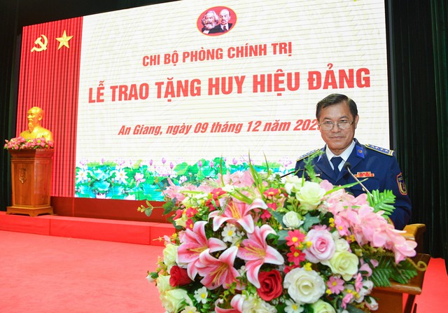 Đảng bộ Vùng Cảnh sát biển 4 trao huy hiệu 40 năm tuổi Đảng
- Ảnh 4.