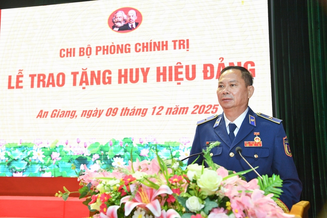 Đảng bộ Vùng Cảnh sát biển 4 trao huy hiệu 40 năm tuổi Đảng
- Ảnh 5.