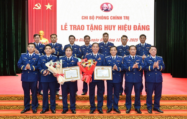 Đảng bộ Vùng Cảnh sát biển 4 trao huy hiệu 40 năm tuổi Đảng
- Ảnh 6.