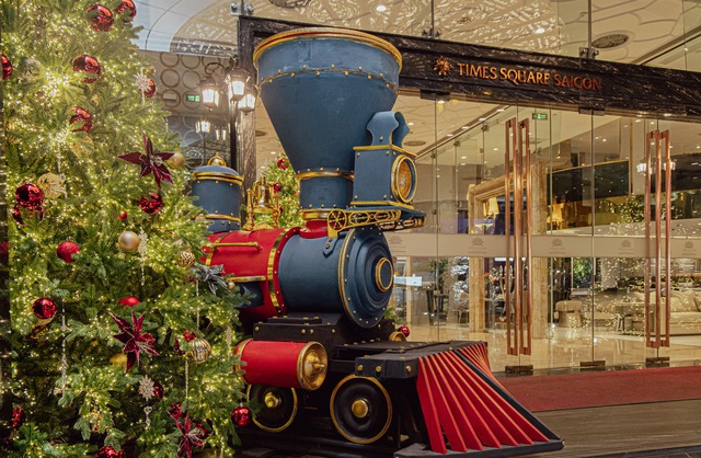 Dấu ấn lễ hội 2025: bộ ba khách sạn biến Giáng sinh thành hành trình từ xa hoa Ý, phong vị Thụy Sĩ, ấm áp Hà Nội- Ảnh 1. Dấu ấn lễ hội 2025: bộ ba khách sạn biến Giáng sinh thành hành trình từ xa hoa Ý, phong vị Thụy Sĩ, ấm áp Hà Nội- Ảnh 1.