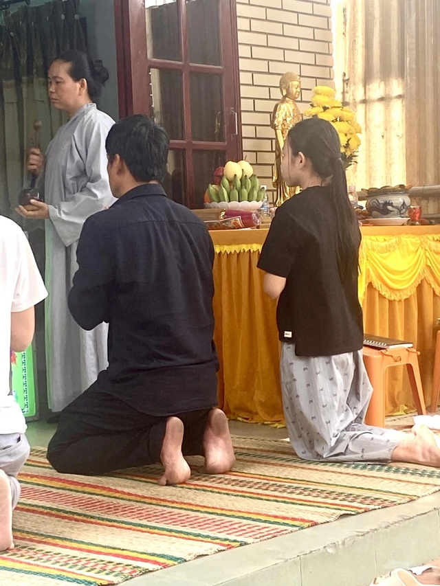 Vợ 4 đưa con g&aacute;i về chịu tang Thương T&iacute;n- Ảnh 4.