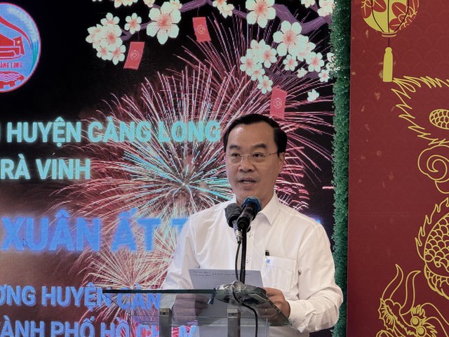 Ông Trần Quang Châu, Trưởng Ban Liên lạc đồng hương huyện Càng Long tại Thành phố Hồ Chí Minh báo cáo những đóng góp của Ban cho huyện Càng Long và tỉnh Trà Vinh trong năm 2024.