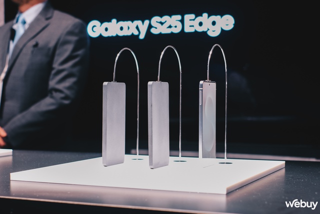 Hé lộ trọng lượng kinh ngạc của Galaxy S25 Edge: Không chỉ siêu mỏng mà còn siêu nhẹ!- Ảnh 1. Hé lộ trọng lượng kinh ngạc của Galaxy S25 Edge: Không chỉ siêu mỏng mà còn siêu nhẹ!- Ảnh 1.