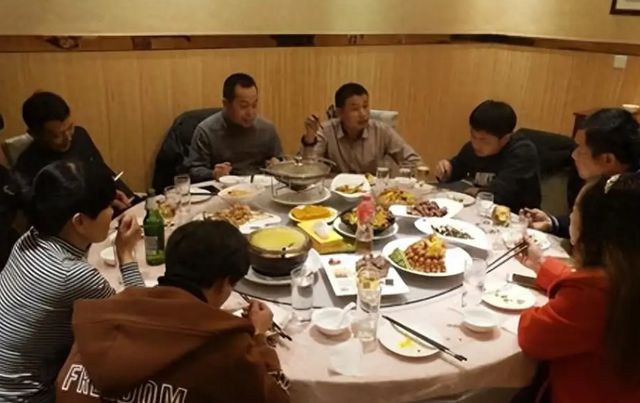 Bố chồng đi họp lớp mang về t&uacute;i b&oacute;ng đen, con d&acirc;u nh&igrave;n thấy 1 thứ b&ecirc;n trong th&igrave; giận t&iacute;m mặt: "Sao bố l&agrave;m thế?" - Ảnh 1.