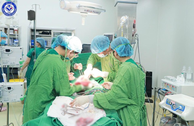 Bệnh viện ở H&agrave; Nội bật b&aacute;o động đỏ to&agrave;n lực cứu sản phụ cơ hội sống gần bằng 0- Ảnh 1.