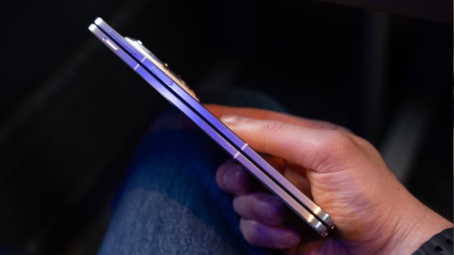 Không chỉ siêu mỏng 8.93mm, OPPO vừa hé lộ trọng lượng đáng kinh ngạc của "siêu điện thoại gập" Find N5- Ảnh 1. Không chỉ siêu mỏng 8.93mm, OPPO vừa hé lộ trọng lượng đáng kinh ngạc của "siêu điện thoại gập" Find N5- Ảnh 1.