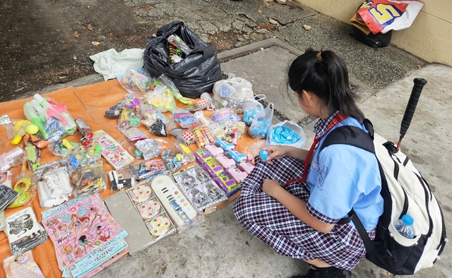 Từ chuyện con trai chi hàng triệu đồng chơi điện tử, con gái ngốn hàng chục triệu để xé túi mù: Muốn con có tương lai, cha mẹ phải sớm dạy con về tiền bạc!- Ảnh 1.