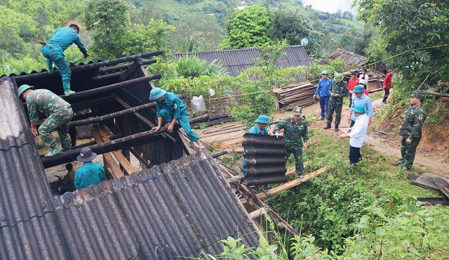 Chú thích ảnh: (Chú ý: Cho A1 ra ngoài và chạy giao diện em nhé!)  A1: Cán bộ, công chức và các lực lượng huyện Mù Cang Chải hăng hái ra quân giúp các hộ có hoàn cảnh khó khăn xóa nhà tạm, nhà dột nát. (Ảnh minh họa)