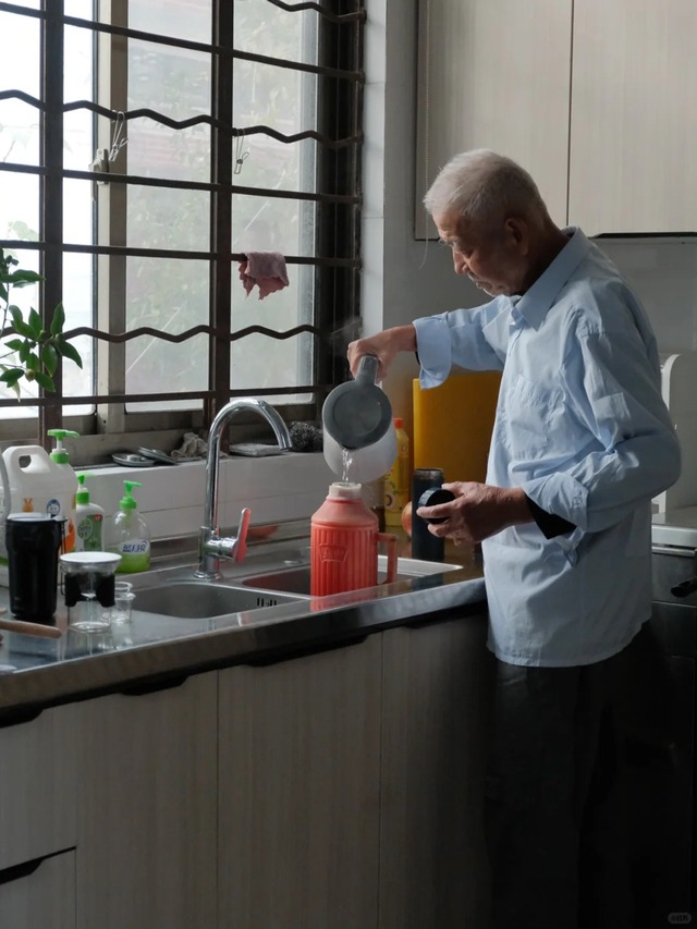 Bố chồng lương hưu 30 triệu, tuyển về c&ocirc; gi&uacute;p việc trẻ trả 20 triệu/th&aacute;ng: Vợ chồng t&ocirc;i đ&ograve;i đuổi th&igrave; &ocirc;ng phản đối, l&yacute; do đưa ra qu&aacute; sốc- Ảnh 1.