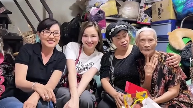 Nữ quái kiệt 78 tuổi vẫn đi làm nuôi cả nhà: "Tôi sống được bao lâu nữa đâu"- Ảnh 2. Nữ quái kiệt 78 tuổi vẫn đi làm nuôi cả nhà: "Tôi sống được bao lâu nữa đâu"- Ảnh 2.